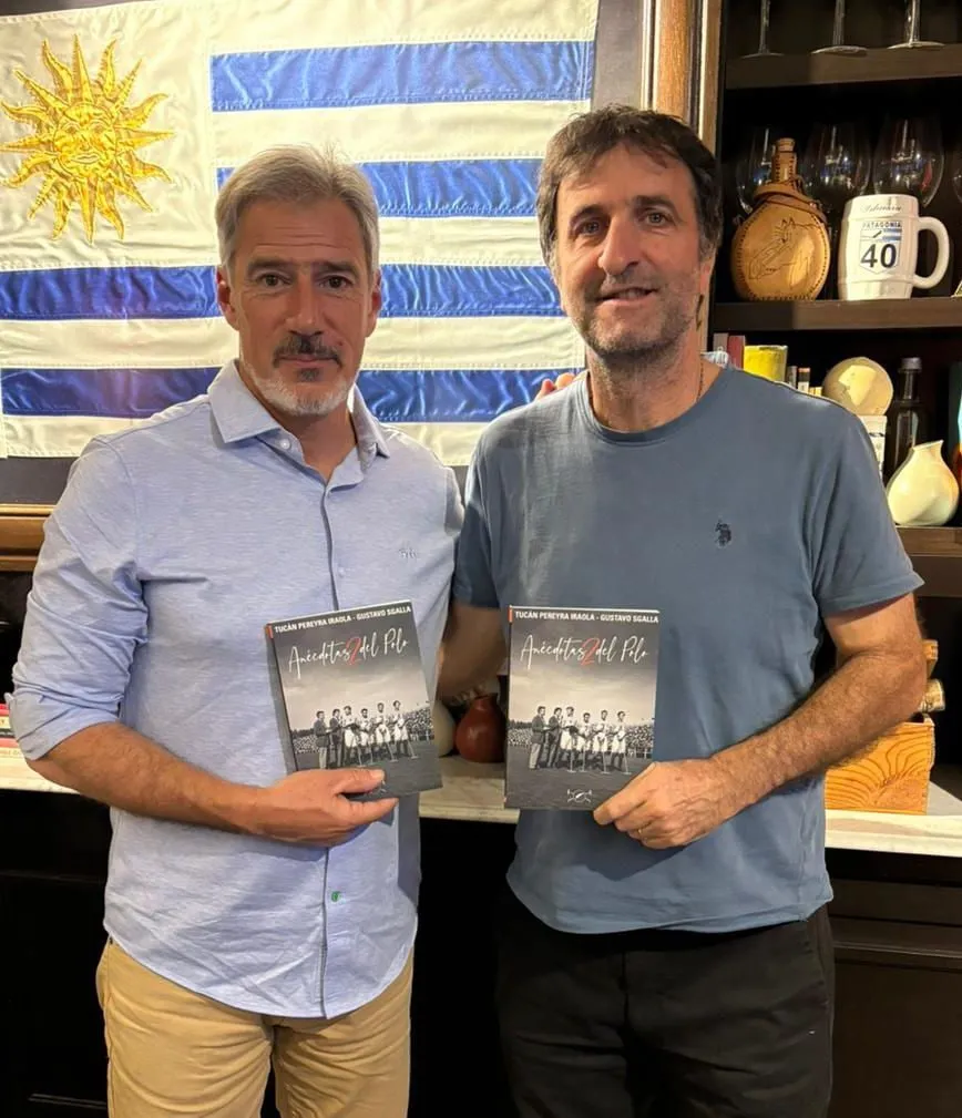 Tucán Pereyra Iraola y Gustavo Sgalla con un ejemplar de Anécdotas del Polo 2 en la mano