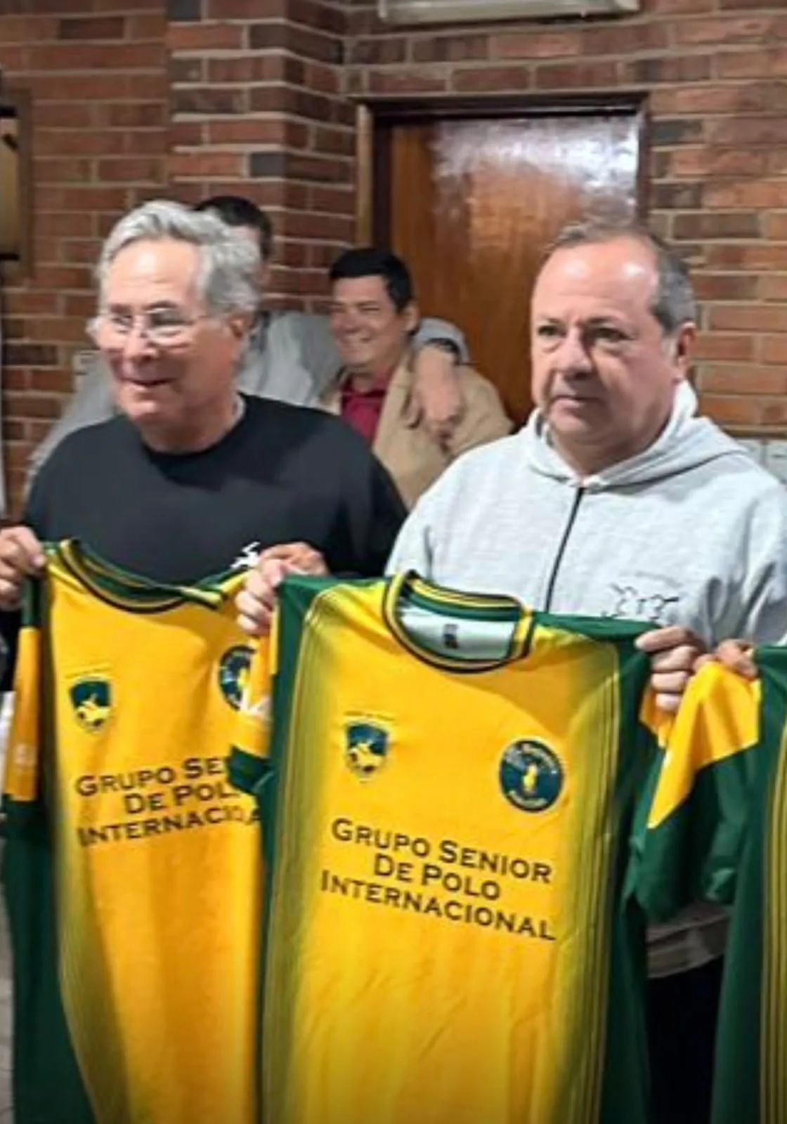 Tati Olivera y Eduardo Avilés con las camisetas del Grupo Senior de Polo Internacional