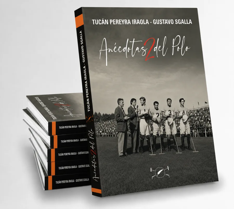 Ejemplares apilados de Anécdotas del Polo 2, con la foto de una final en la tapa